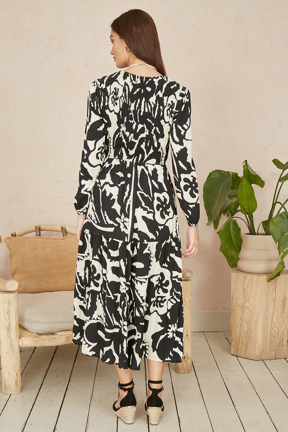 Yumi Black Abstract Print Ruched Midi Dress with Long Sleeves