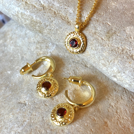 Luna Single Disc Pendant Necklace: Garnet